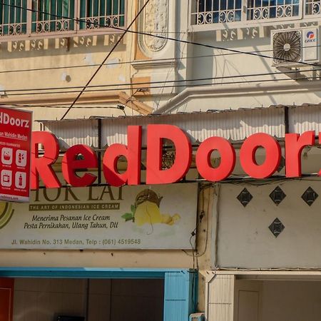 Отель Reddoorz @ Jalan Wahidin Медан Экстерьер фото
