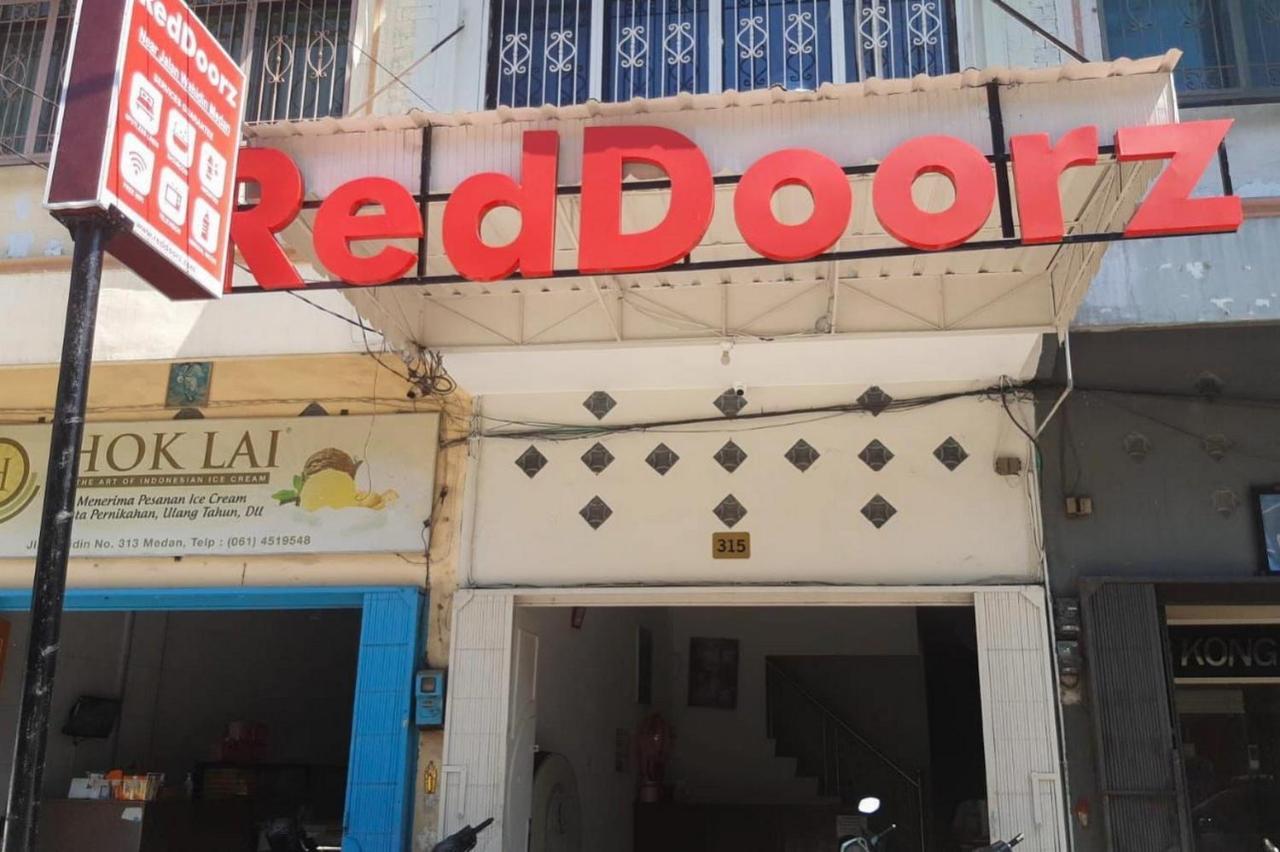 Отель Reddoorz @ Jalan Wahidin Медан Экстерьер фото