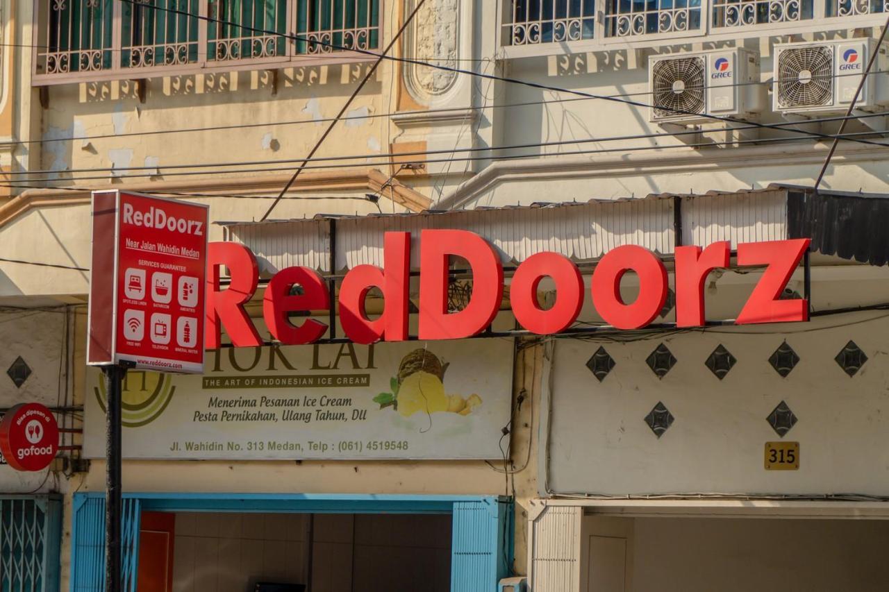 Отель Reddoorz @ Jalan Wahidin Медан Экстерьер фото